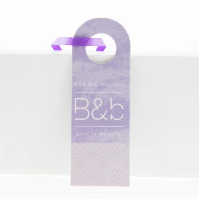 Изготовленный на заказ УФ-картонный логотип в сложенном виде, фиолетовый Hangtag для одежды с лентой